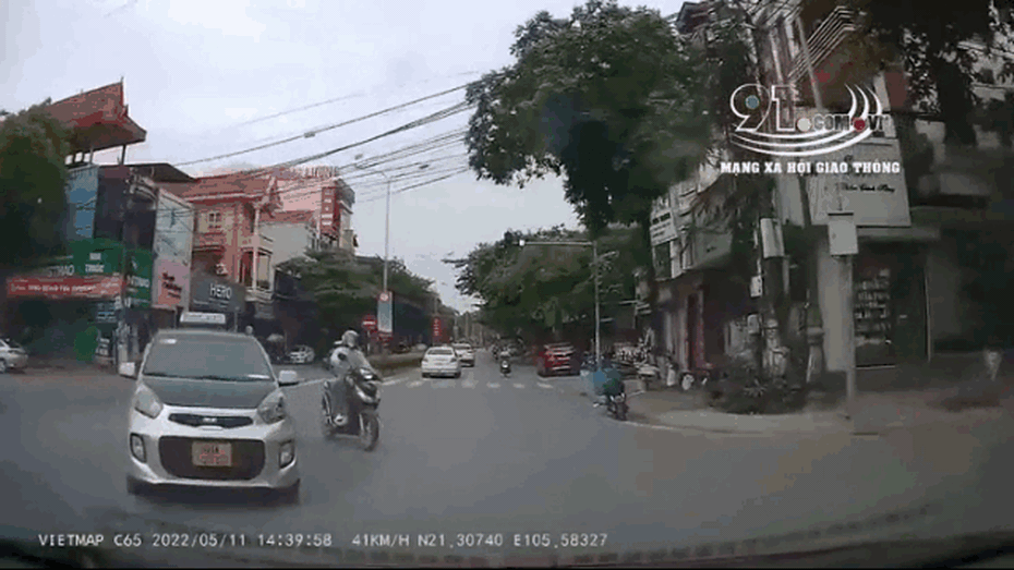 Clip: Sang đường ẩu, người đàn ông đi xe máy bị ô tô tông bay