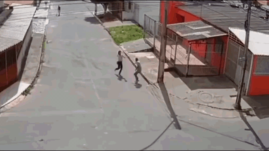 Clip: Bị đe dọa, cô gái tung đòn đánh trả tên cướp và cái kết bất ngờ