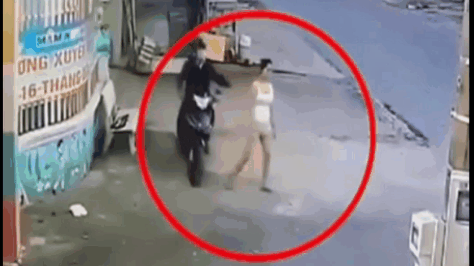 Clip: Đang đánh cầu lông, người phụ nữ bị cướp giật dây chuyền