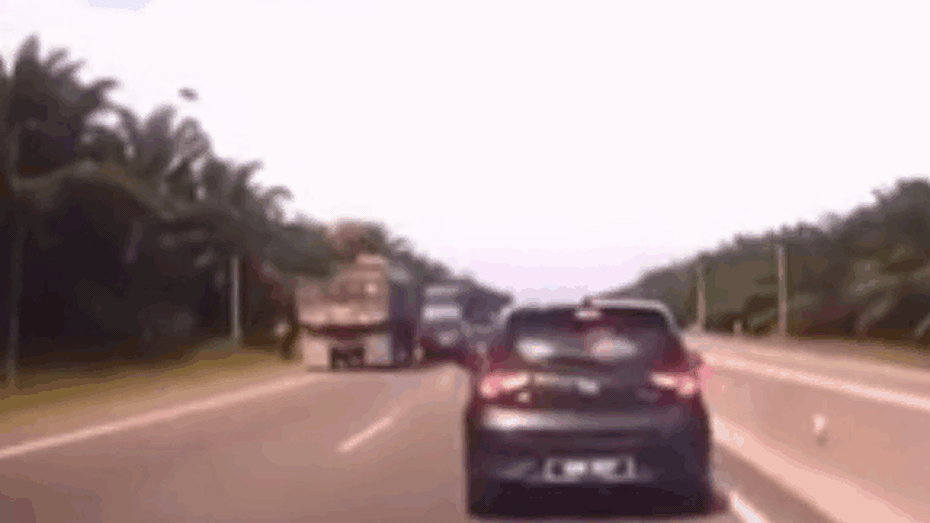 Clip: Dừng thay lốp bên đường, 2 tài xế bị xe ben tông thiệt mạng