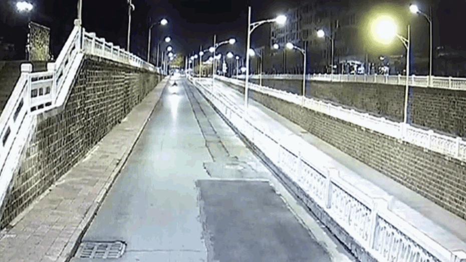 Clip: Nhầm chân ga, ô tô lao thẳng vào tường như phim hành động