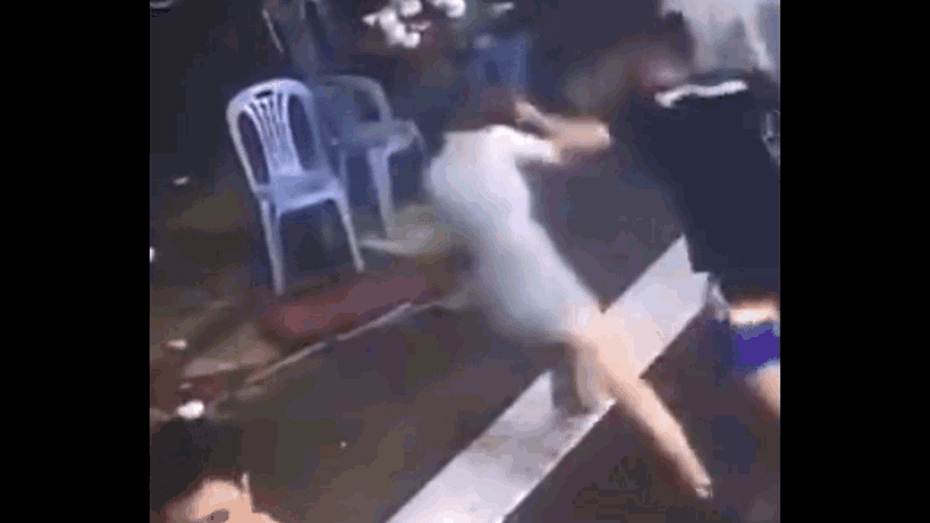 Clip: Bạn trai bị xô ngã, cô gái tay không đánh nhau với 2 tên côn đồ