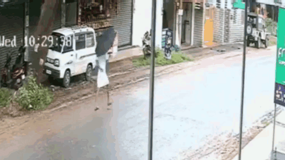Clip: Cây xanh bật gốc, đè trúng người đàn ông và cái kết khó tin