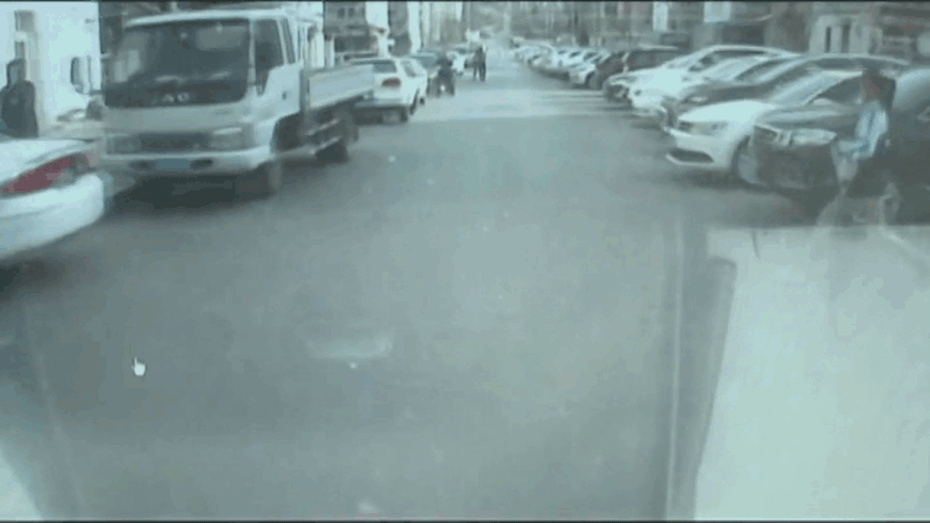 Clip: Đột ngột lao sang đường, bé gái bị ô tô tông văng 5 mét