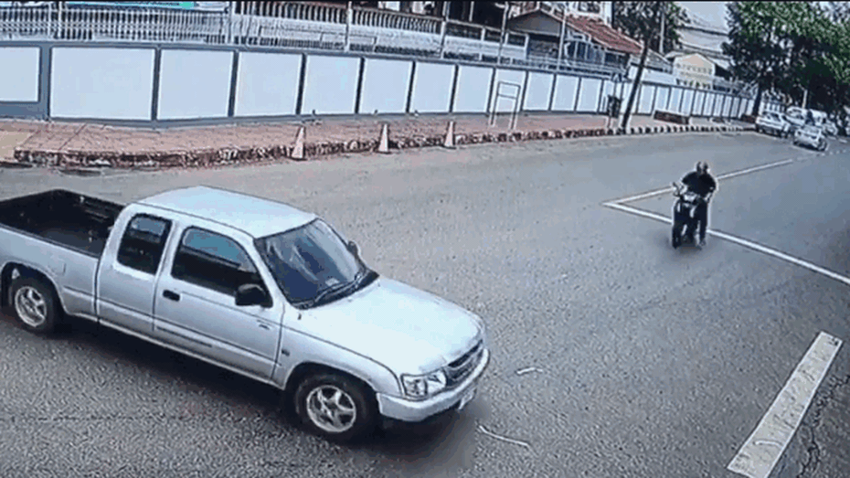 Clip: Lao vào hông ô tô, người đàn ông có màn "hạ cánh" khó tin