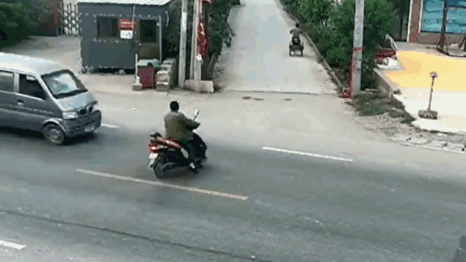 Clip: Ô tô đâm bay xe máy, người đàn ông vẫn sống sót khó tin