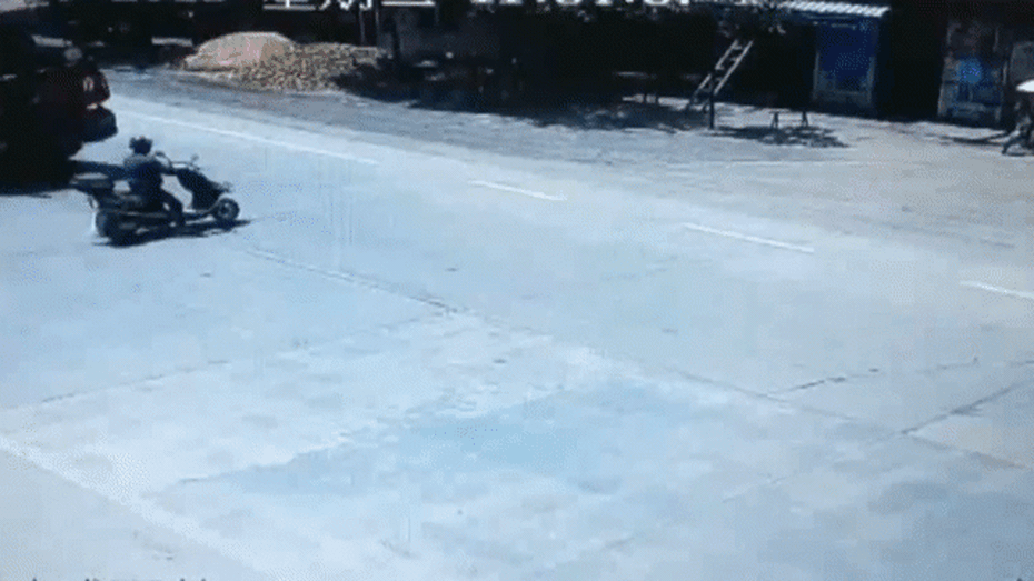Clip: Đột ngột lao sang đường, người đàn ông suýt bị xe tải đè trúng
