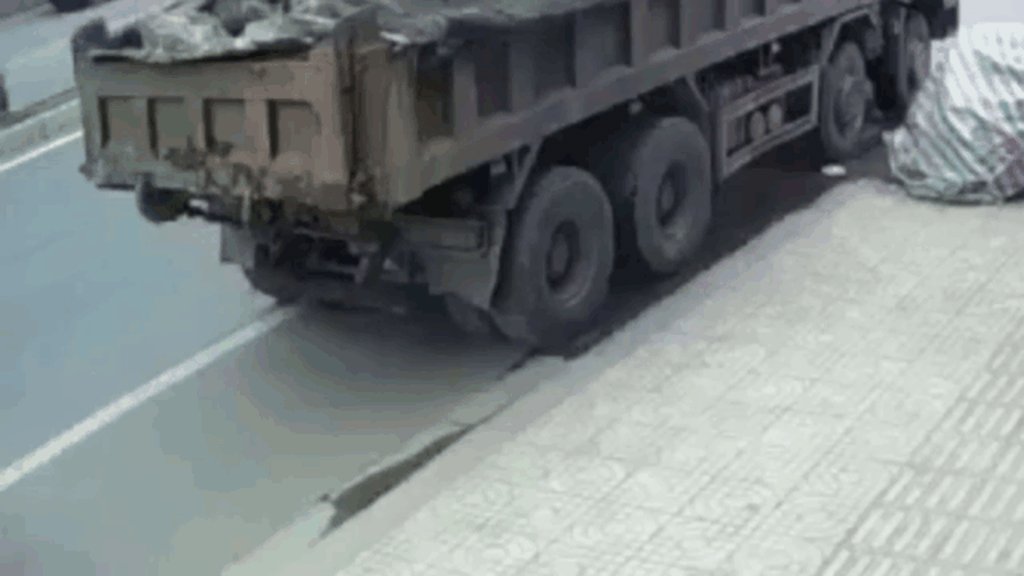 Clip: Kinh hoàng cảnh nam sinh đi xe máy lao thẳng vào đuôi xe tải