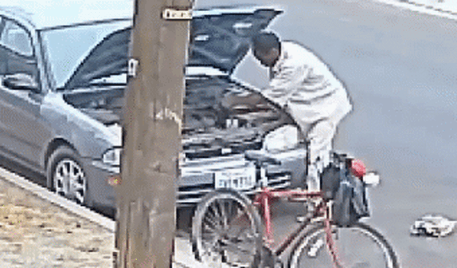 Clip: Người đàn ông đi xe đạp trộm ắc quy ô tô nhanh như chớp trên phố