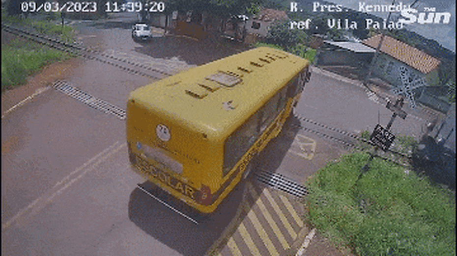 Clip: Xe buýt bị tàu hỏa tông kinh hoàng, 2 học sinh tử vong