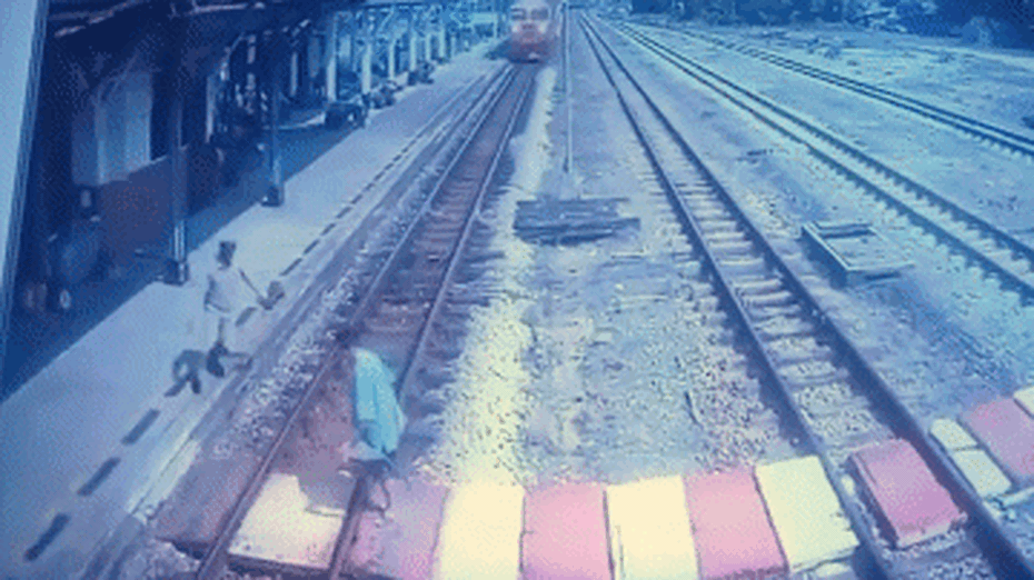 Clip: Nhân viên đường sắt cứu cụ bà thoát chết ngay trước mũi tàu
