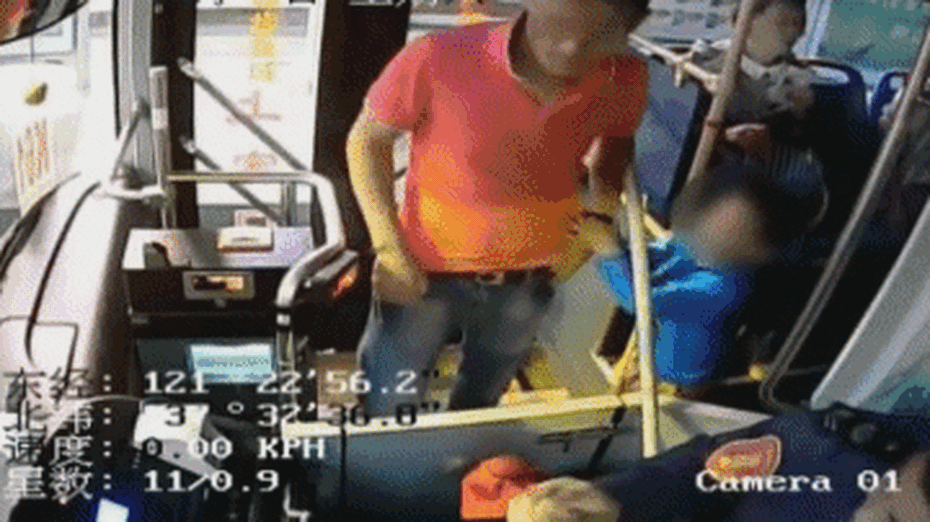Clip: Cha hung hăng đánh tài xế xe buýt, con trai có hành động bất ngờ