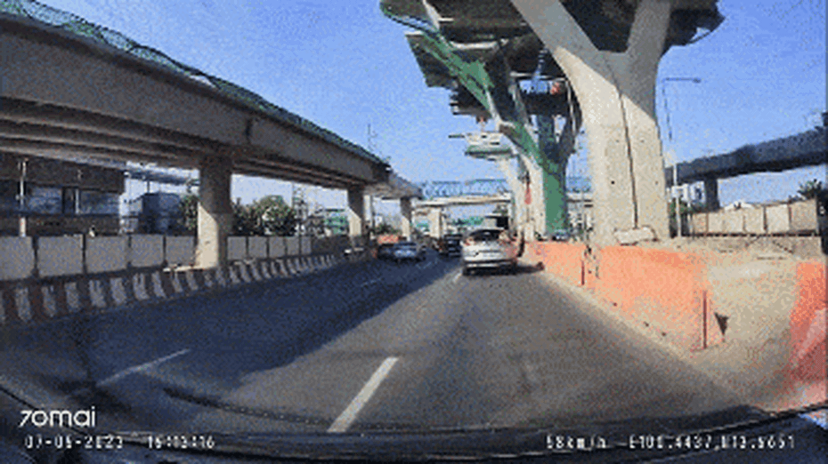Clip: Tấm bê tông trên cầu vượt bất ngờ đổ sập, suýt đè trúng ô tô