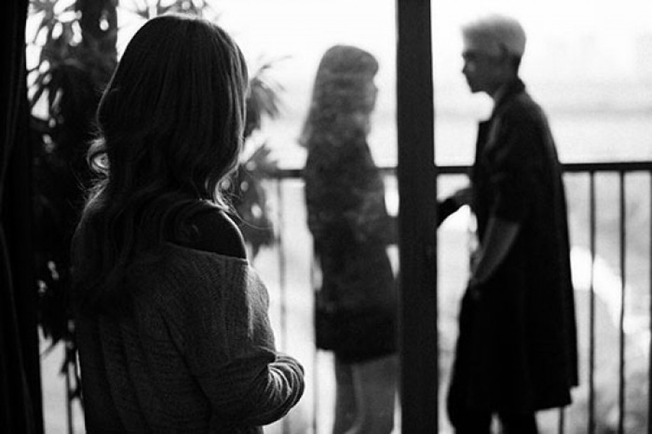 Khi anh bỏ mặc lúc em buồn, thì những ngày khác anh cũng không cần bên em nữa