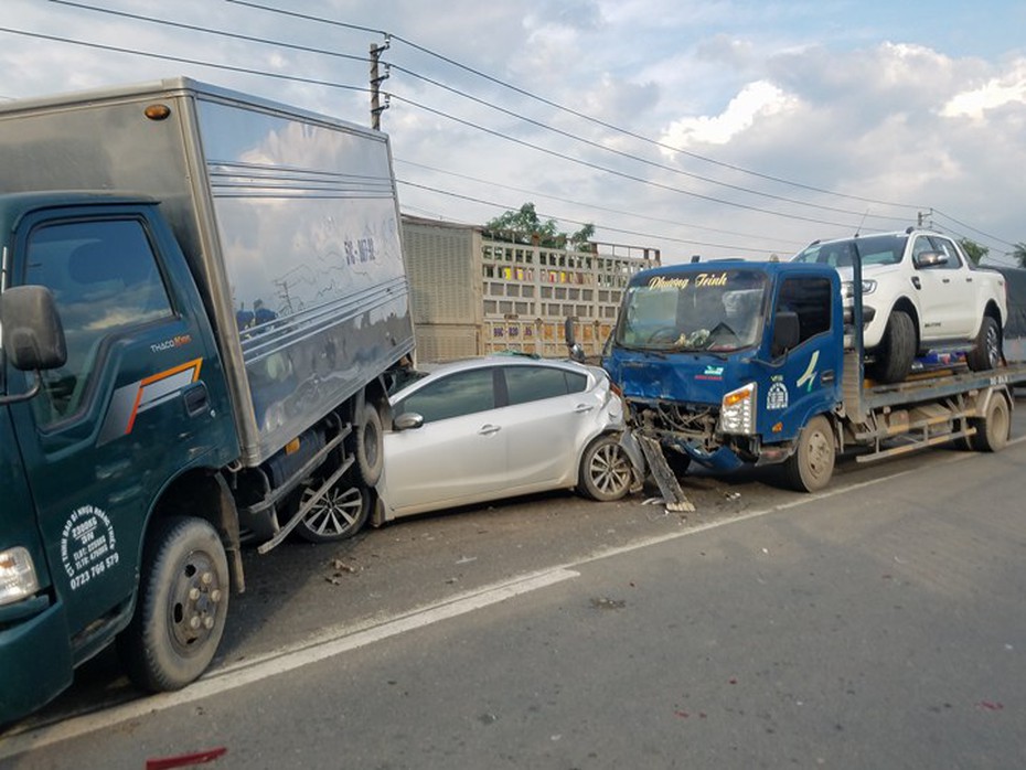 Ô tô tải gây tai nạn liên hoàn, Quốc lộ 22 kẹt cứng