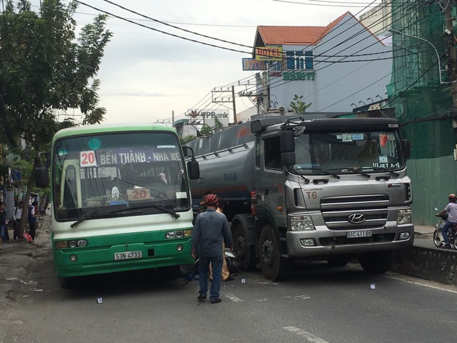 Va chạm với xe buýt và xe bồn, một người đàn ông nhập viện