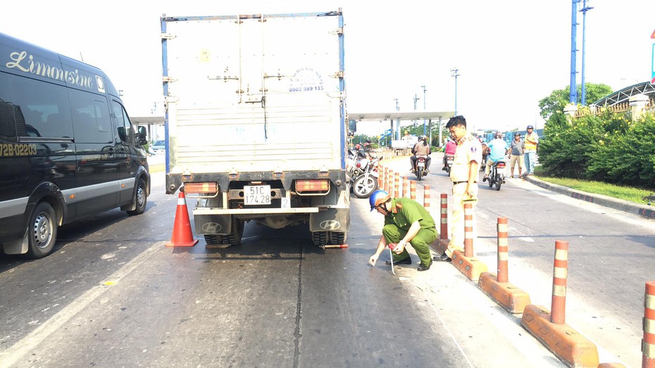 Ngã qua làn xe ô tô, nam thanh niên đi xe máy chết thảm