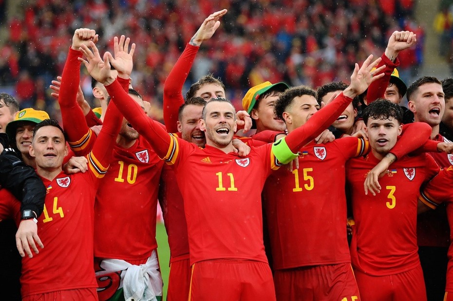 Bale vượt mặt huyền thoại Giggs, Ian Rush khi giúp Wales dự World Cup