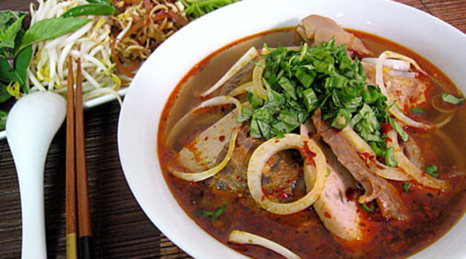 Tuyệt chiêu nấu bún bò Huế đơn giản tại nhà