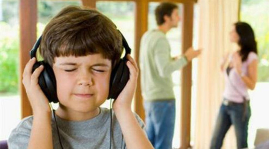 Cha mẹ mâu thuẫn, con bị ảnh hưởng thế nào?