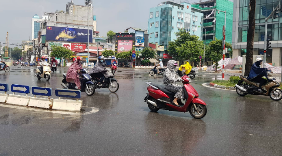 Đường phố Hà thành được "giải khát" sau cơn mưa rào chóng vánh