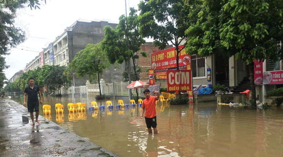 Hàng loạt biệt thự "ngắc ngoải" sau cơn mưa lớn ở Hà Nội