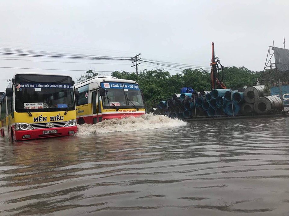 Hà Nội: Nhiều tuyến phố ngập sâu do ảnh hưởng hoàn lưu bão số 3