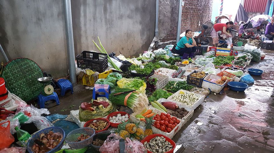 Hà Nội: Ngập lụt đến từng ngõ ngách, tiểu thương buồn thiu vì ế hàng