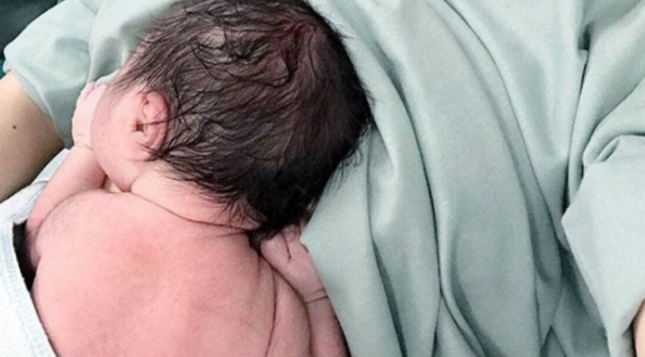 Nỗi đau quặn thắt của người vợ vượt cạn không có chồng bên cạnh