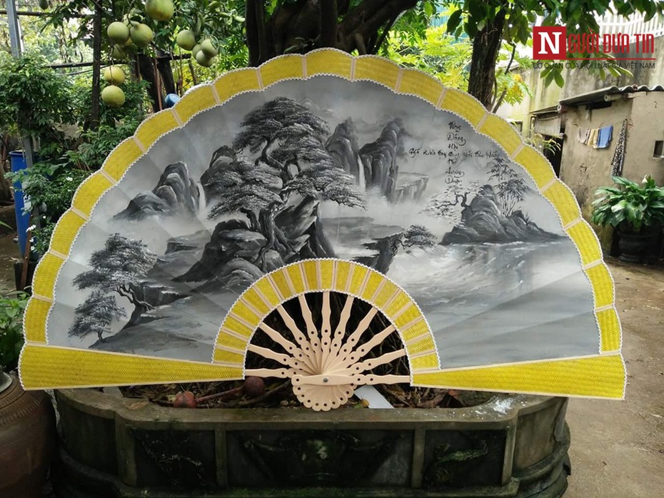 Tiết lộ bất ngờ từ người nắm giữ kỷ lục về chiếc quạt gỗ lớn nhất Việt Nam