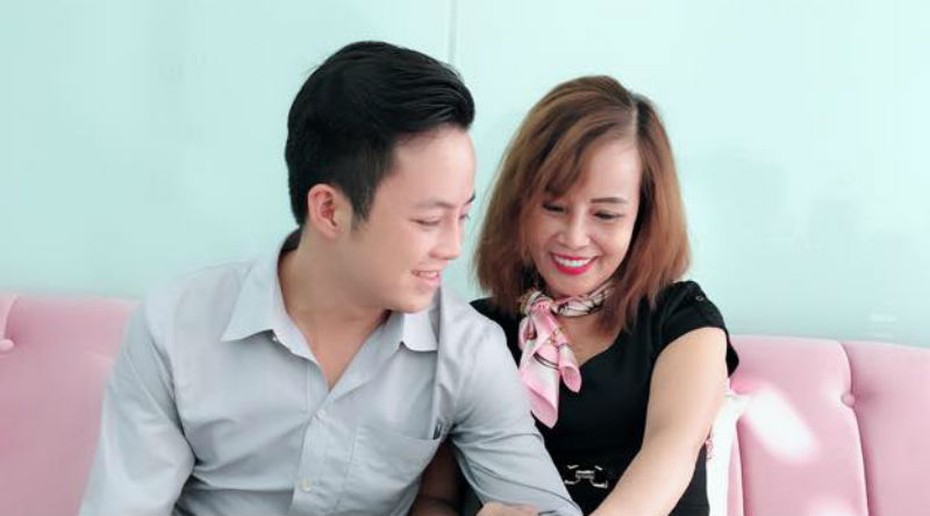 Câu trả lời bất ngờ của cô dâu 62 tuổi khi bị “ném đá" là câu like, kiếm tiền trên facebook