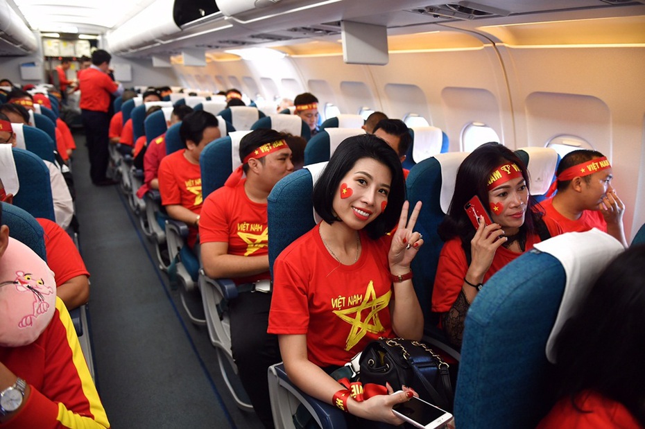 Chùm ảnh: CĐV háo hức lên đường sang Malaysia "tiếp lửa" cho đội tuyển Việt Nam