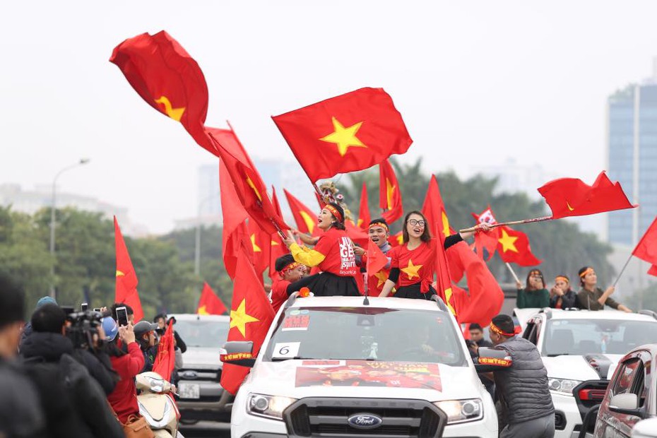 “Sốt xình xịch” với vần thơ tiếp sức đội tuyển Việt Nam “Hành trình chinh phục ngôi vương”