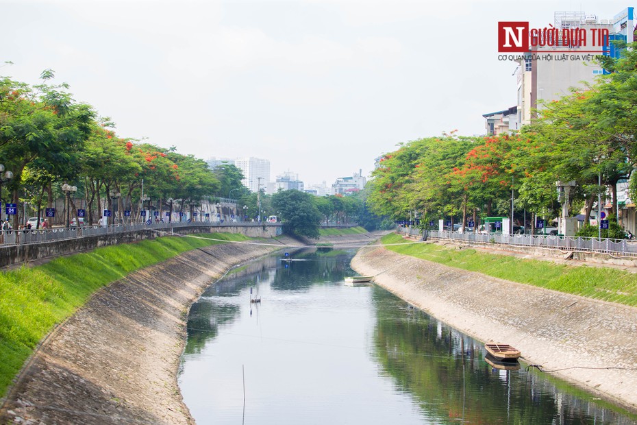 Bơm nước sông Hồng “cứu” sông Tô Lịch: “Có tiền bơm rửa thì cũng chuyển ô nhiễm sang cho nơi khác”