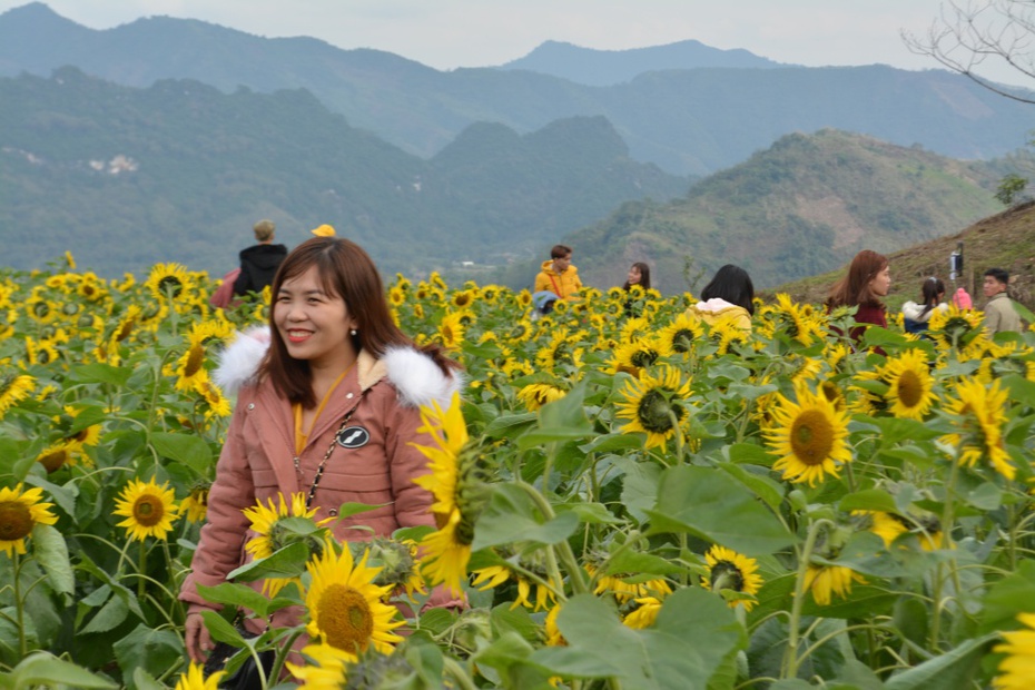 Hàng ngàn người đổ về bình nguyên xanh Khai Trung du xuân