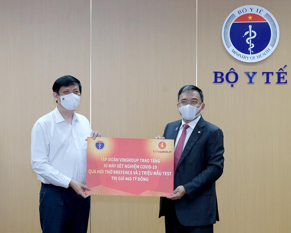 Vingroup trao tặng bộ Y tế 30 máy xét nghiệm Covid-19 qua hơi thở