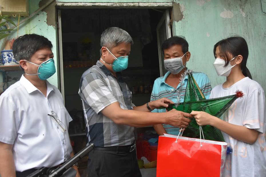 Tặng quà trung thu cho các em nhỏ có người thân mất do Covid-19