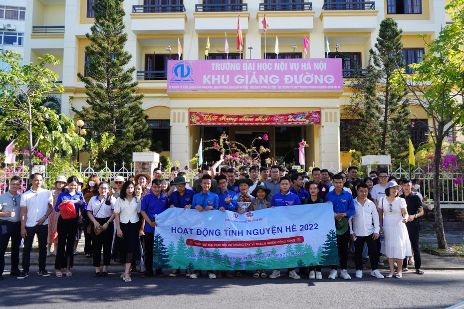 Sinh viên Đại học Nội vụ tri ân người có công nhân dịp 27/7