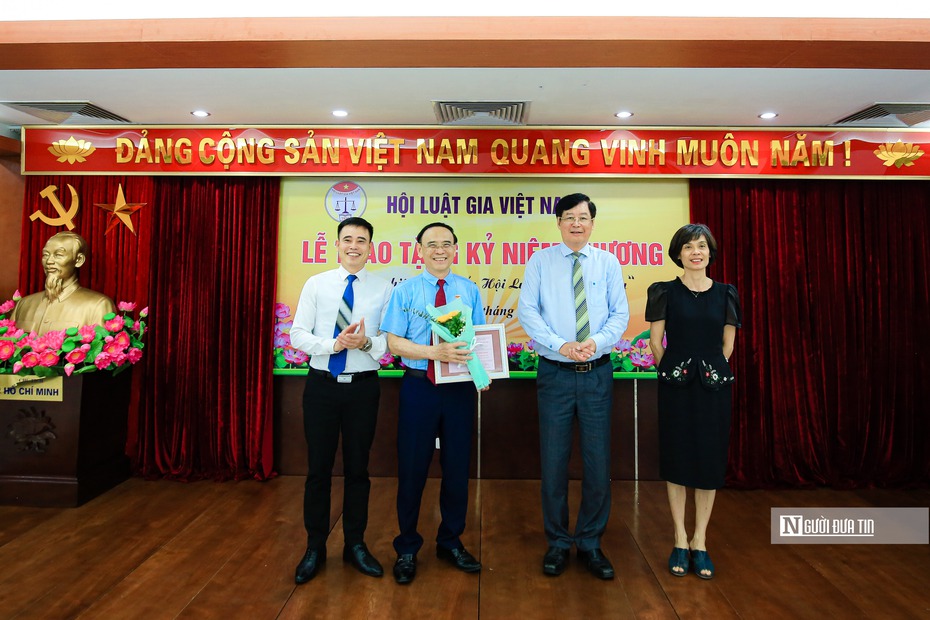 Trao kỷ niệm chương “vì sự nghiệp phát triển Hội Luật gia Việt Nam”