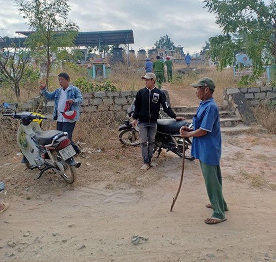 Hoảng hồn phát hiện thi thể người đàn ông đang phân hủy trong nghĩa trang