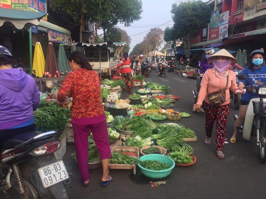 Sau phản ánh của báo Người Đưa Tin, UBND huyện yêu cầu xử lý dứt điểm tình trạng buôn bán dưới lòng, lề đường chợ Ngãi Giao