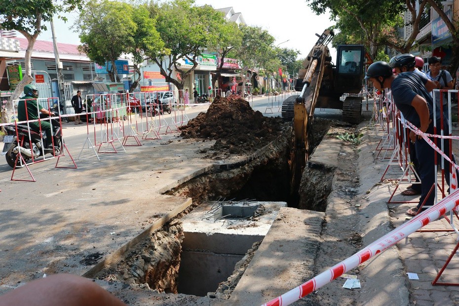 Sập hố thi công đường cống thoát nước, một công nhân bị đè tử vong