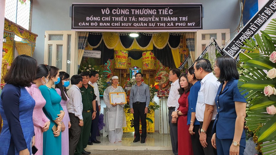 Trao Bằng khen cho quân nhân tử vong khi làm việc tại khu cách ly