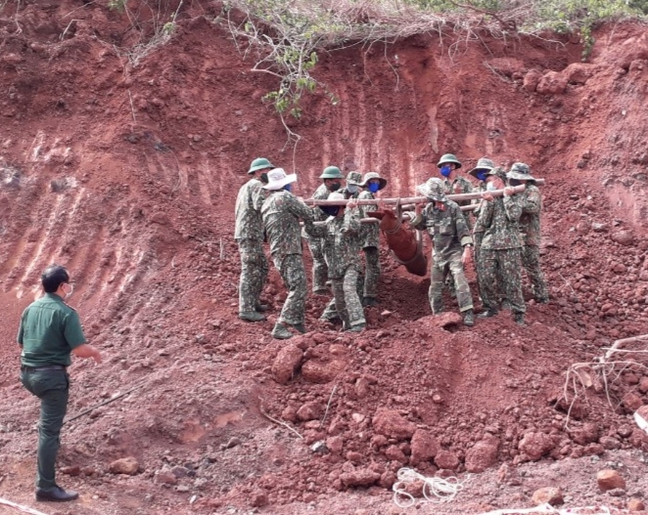 Công binh tháo dỡ quả bom dài 1,6m trong mỏ đá