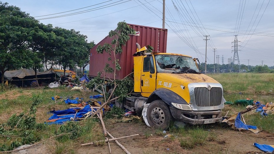 Bà Rịa-Vũng Tàu: Xe đầu kéo tông căn chòi tạm, 2 vợ chồng thương vong
