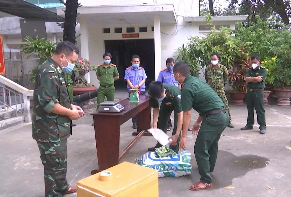 Liên tiếp phát hiện 21 gói nghi ma túy trôi vào bờ biển Côn Đảo