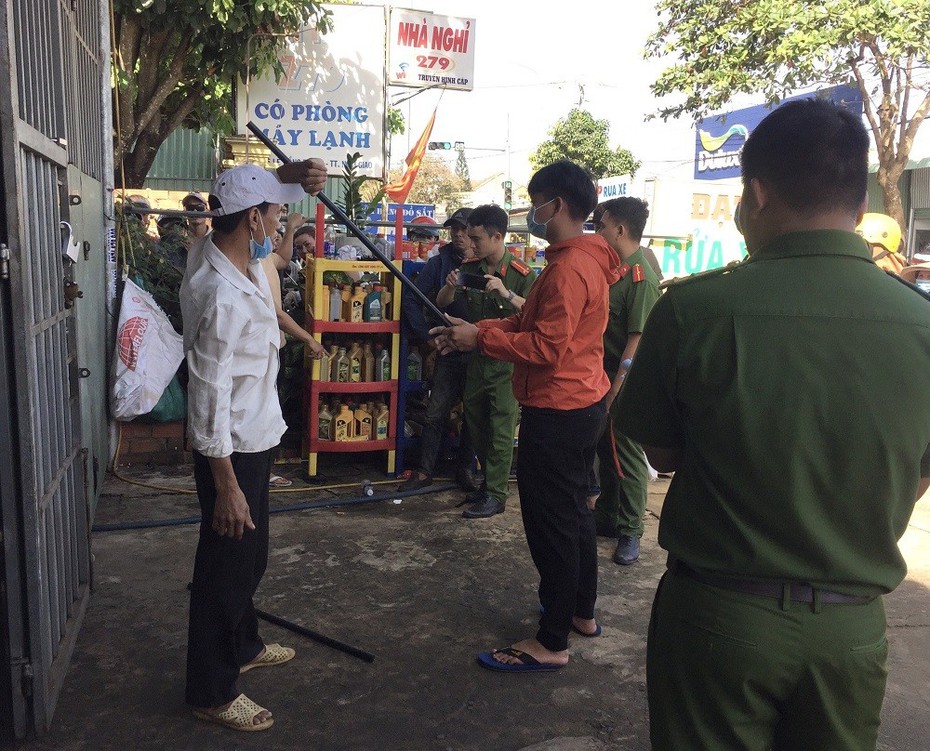 Cầm tuýp sắt đi giải quyết mâu thuẫn ghen tuông giúp bạn, 2 thanh niên lãnh án