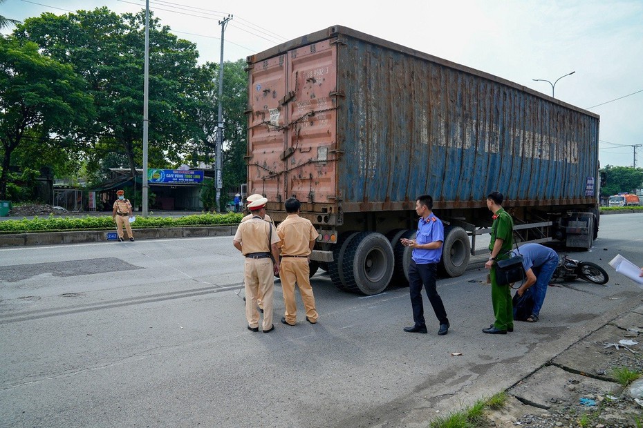 Điều tra vụ va chạm giữa xe container và xe máy khiến người đàn ông tử vong