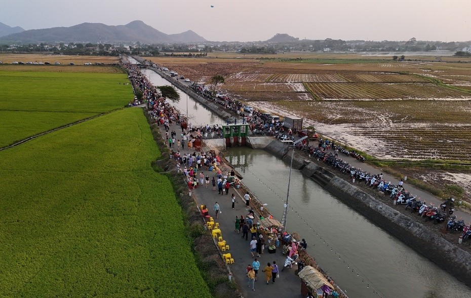 Độc đáo ẩm thực quê giữa cánh đồng lúa, thu hút nghìn khách mỗi ngày