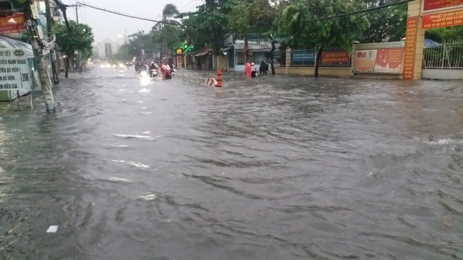 TP.HCM: Đường ngập sâu, người dân khốn khổ tìm đường về nhà vì bão số 9